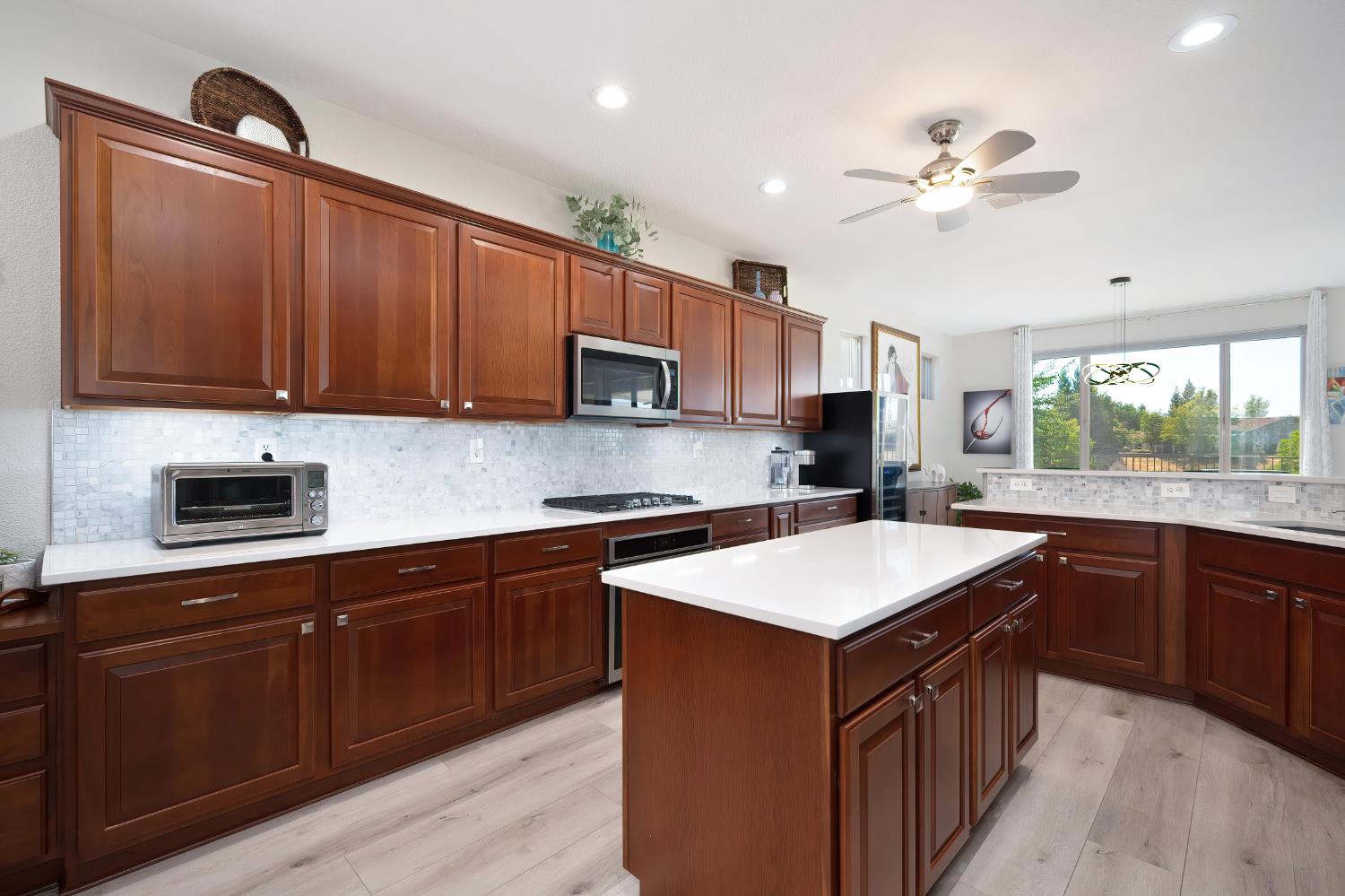 561 Rustic Ranch Lane Lincoln, CA 95648 - Photo 4 of 48 Gorgeous quartz counters and backsplash