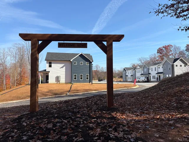 a view of a house with backyard