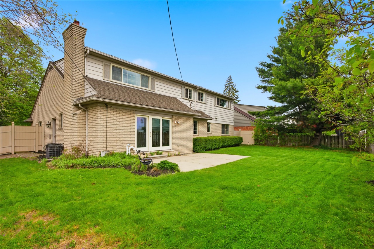 653 Perrien Place Grosse Pointe, MI 48236 - Photo 3 of 54