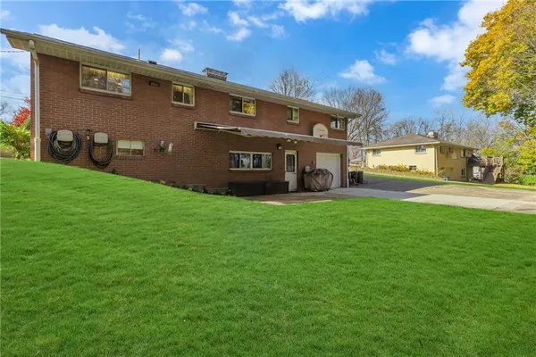 a view of yard with trees