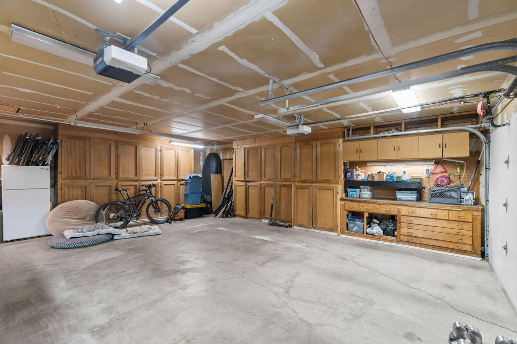 62508 Quail Ridge Road Bend, OR 97701 - Photo 18 of 36 a view of a room with gym equipment
