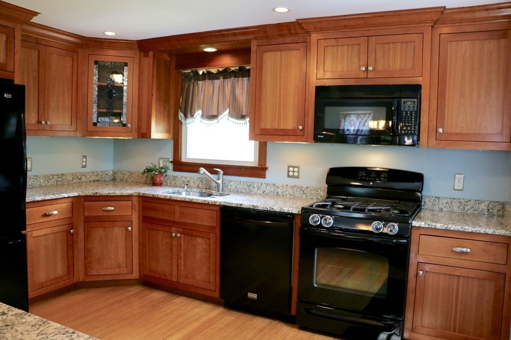 11 Hillside Road Dracut, MA 01826 - Photo 4 of 30