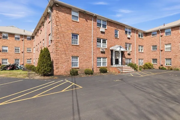 $319,000 | 8 Colonial Village Drive, Unit 3, Arlington, MA 02474