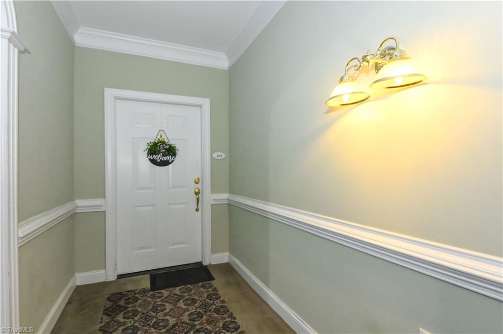 522 College Road Greensboro, NC 27410 - Photo 8 of 36 Welcome to unit 202 at Guilford Crossing