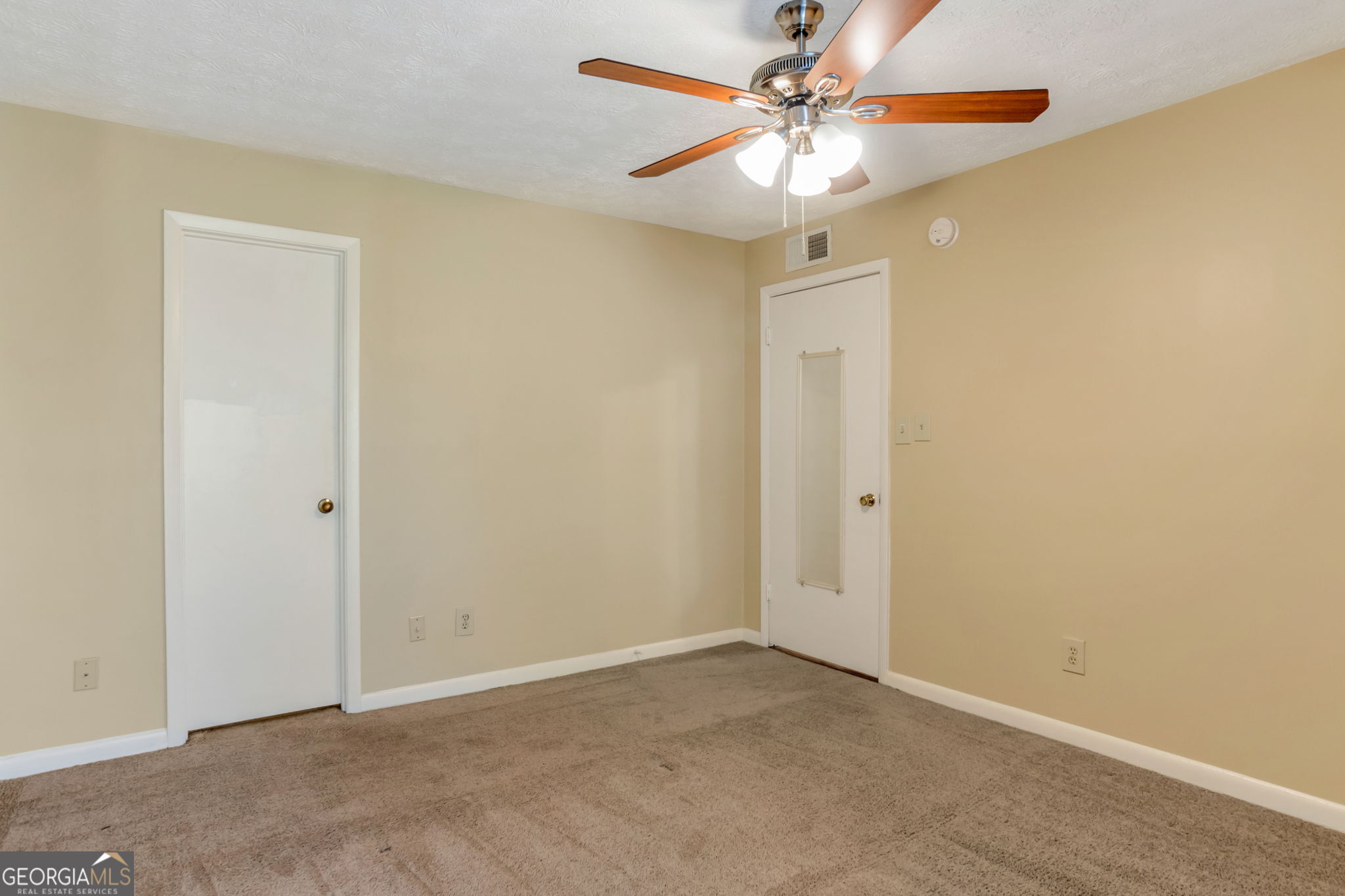 5155 Roswell Road, Unit 9 Atlanta, GA 30342 - Photo 15 of 20 an empty room with a chandelier fan and a chandelier fan