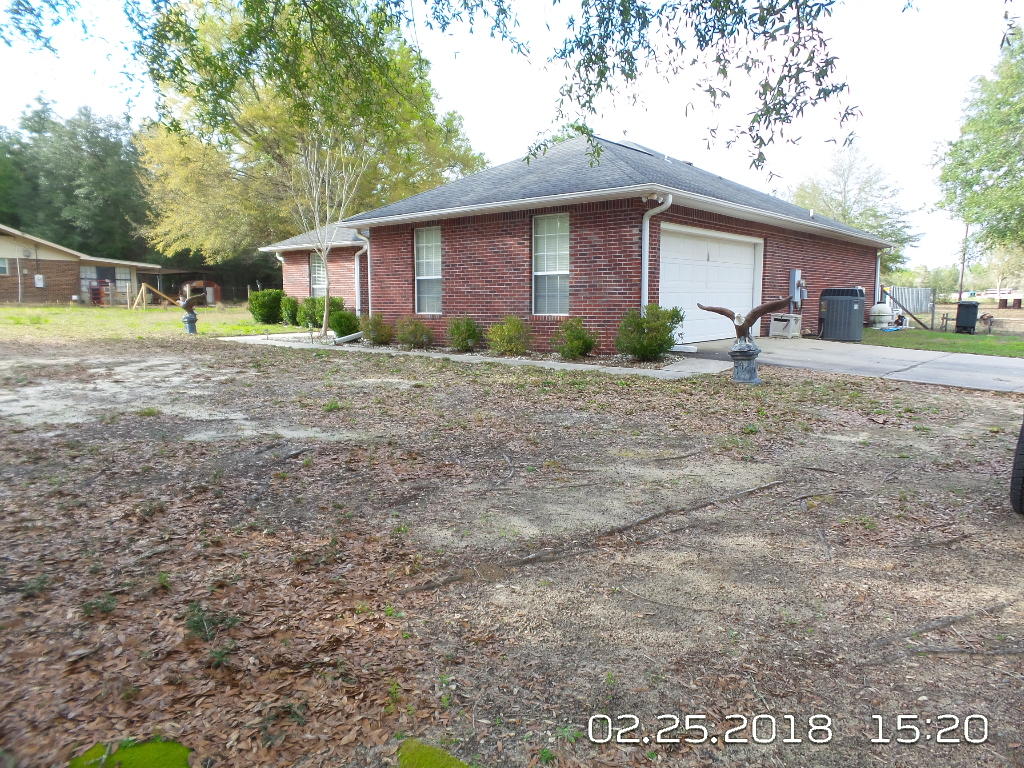 3807 Poverty Creek Road Crestview, FL 32539 - Photo 3 of 27 front view of a house with a yard