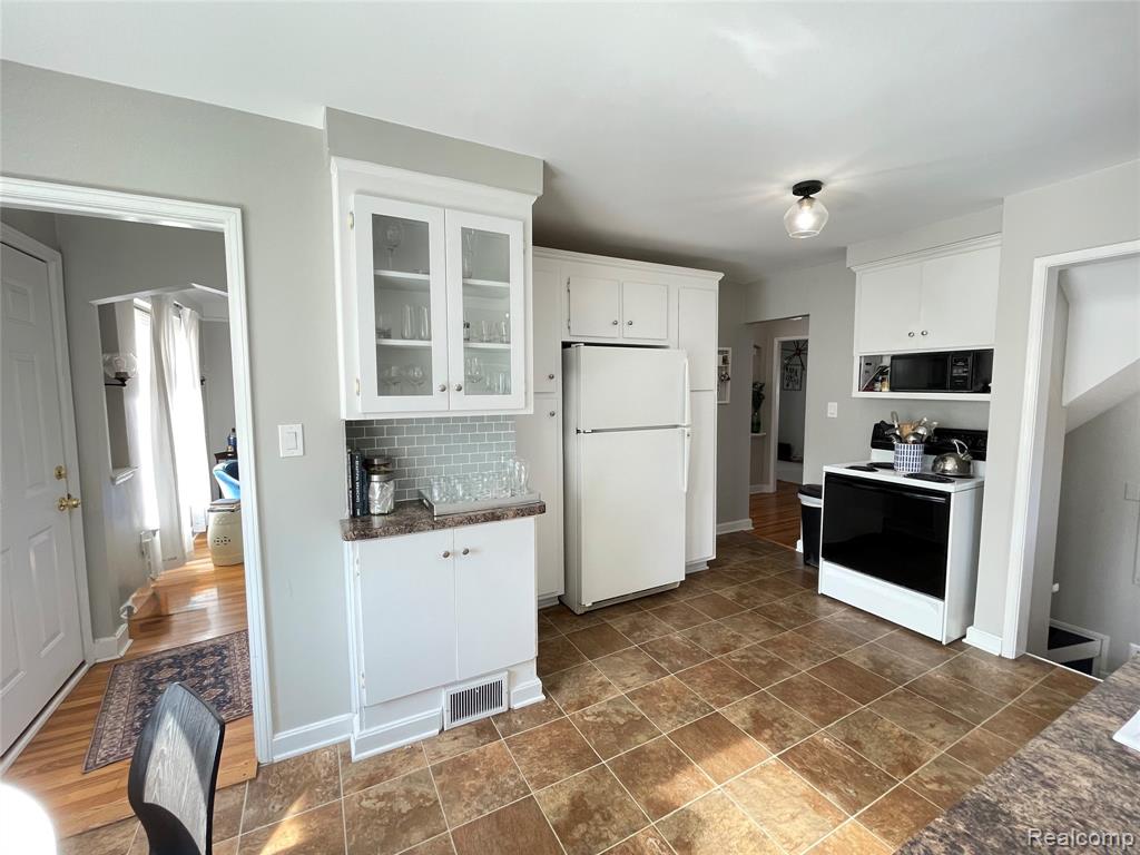 1610 Eaton Road Berkley, MI 48072 - Photo 8 of 61