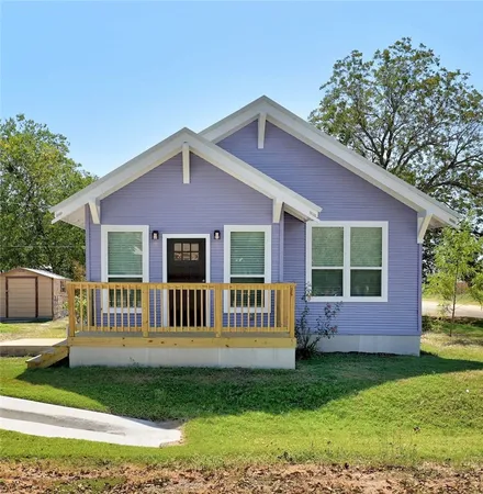 $1,750 | 719 West 3rd Street, Taylor, TX 76574