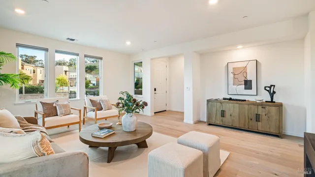 $1,329,000 | 6 Jasper Court, Petaluma, CA 94952