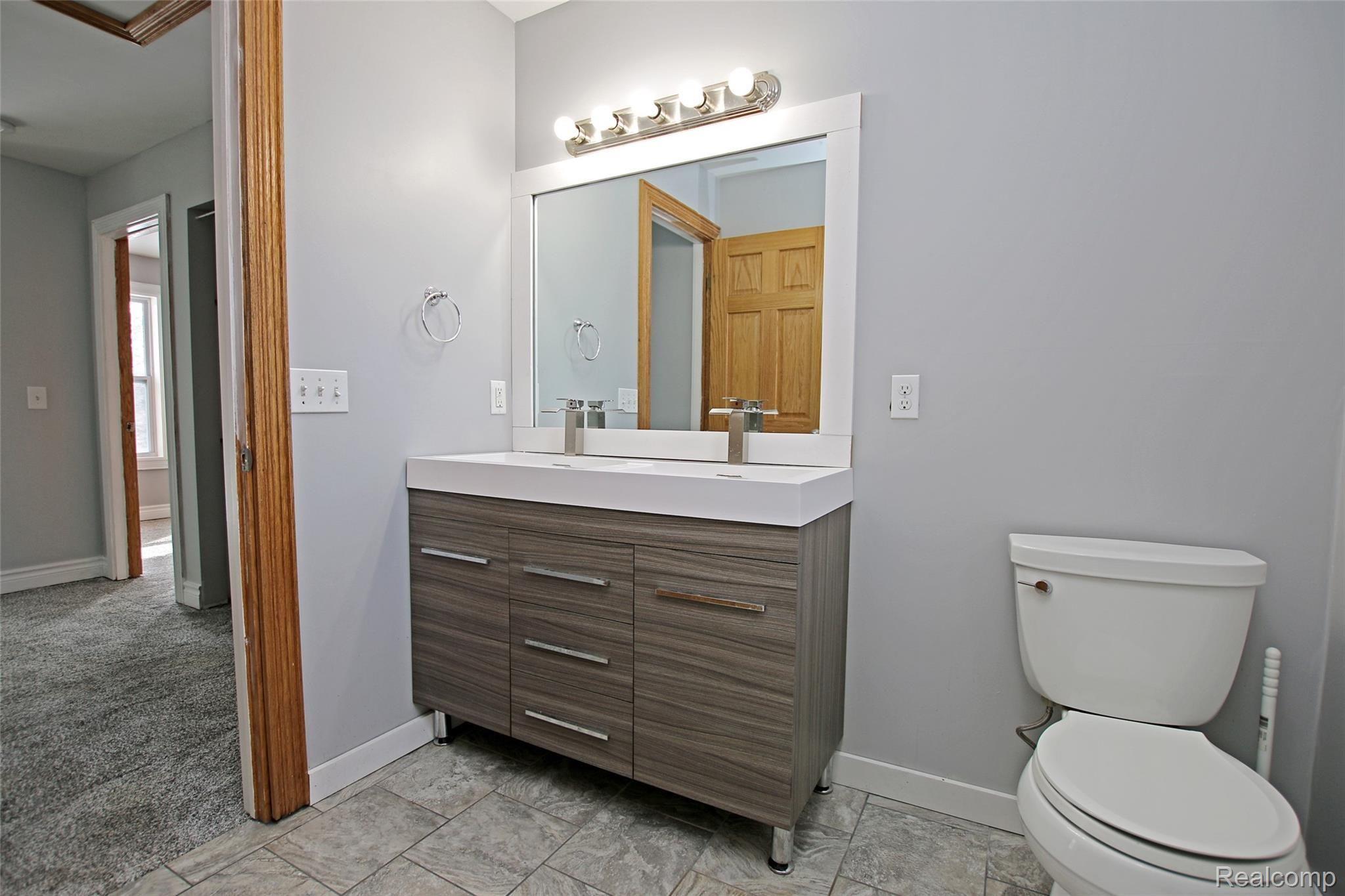 7393 East Carpenter Road Davison, MI 48423 - Photo 36 of 82 36) Upstairs Bathroom.jpg