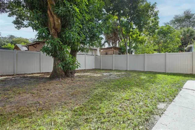 a view of a backyard