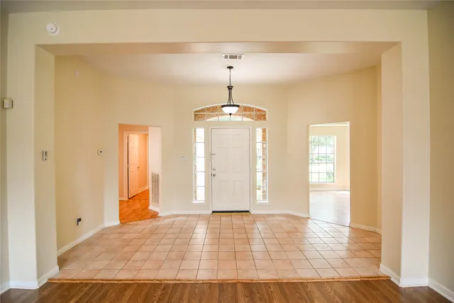 a view of empty room with window