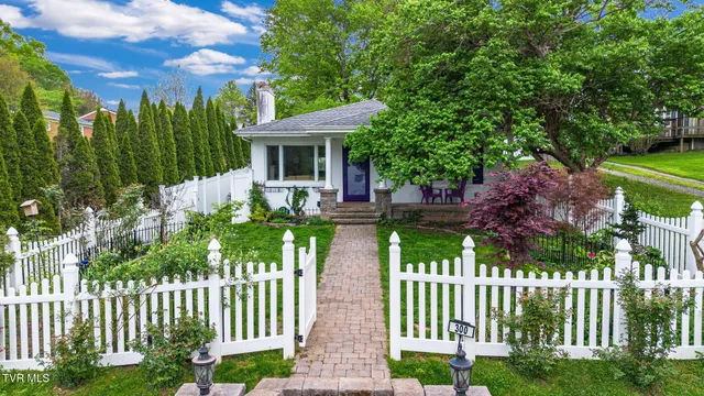 $334,500 | 300 Grove Terrace Drive Southwest, Abingdon, VA 24210