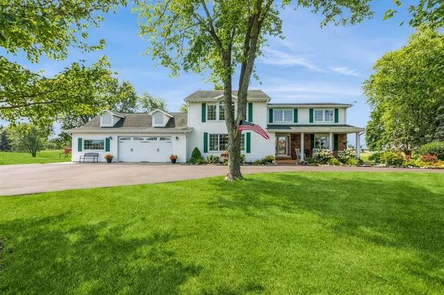 a view of house with a yard