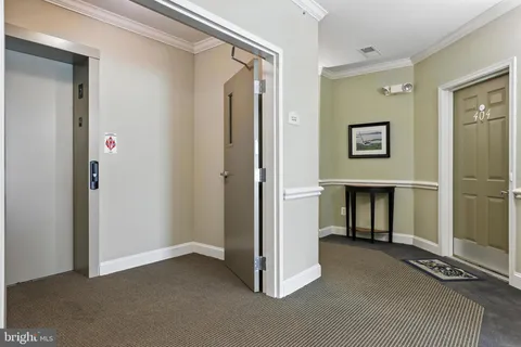 a view of entryway with bathroom