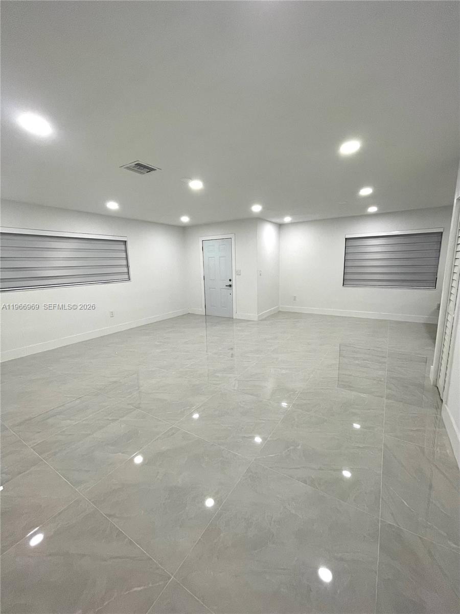 860 Southeast 9th Court Hialeah, FL 33010 - Photo 4 of 27