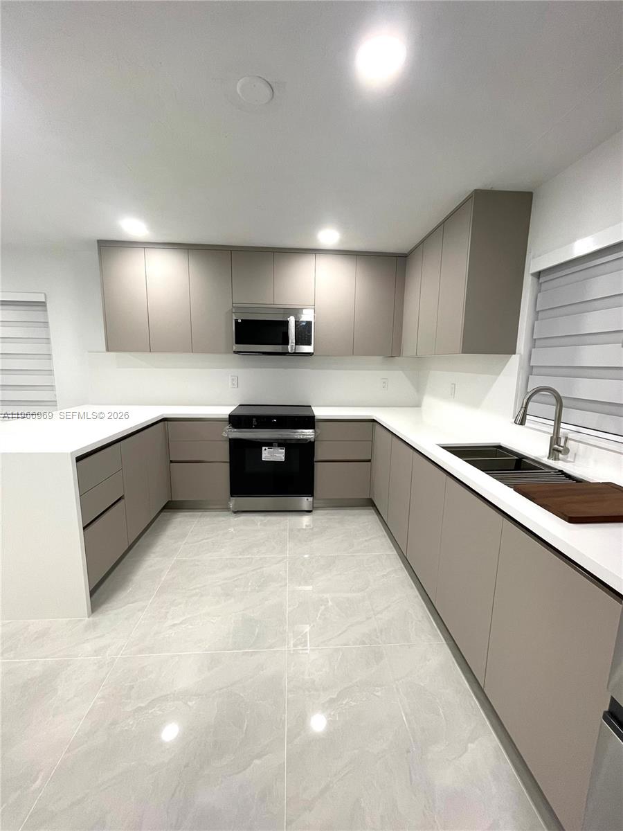 860 Southeast 9th Court Hialeah, FL 33010 - Photo 5 of 27