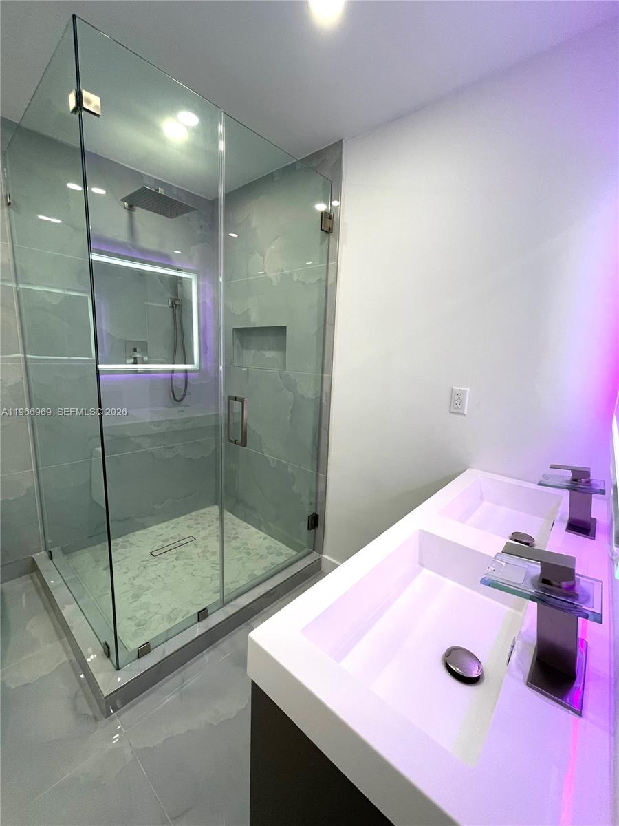 860 Southeast 9th Court Hialeah, FL 33010 - Photo 8 of 27