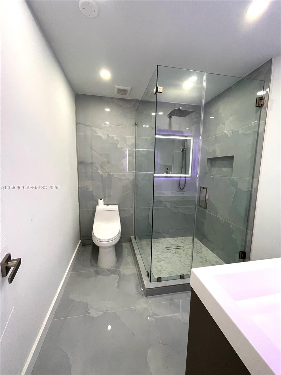 860 Southeast 9th Court Hialeah, FL 33010 - Photo 9 of 27