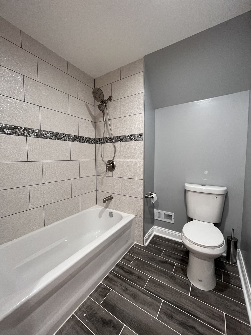 1111 North Keystone Avenue Chicago, IL 60651 - Photo 21 of 34 a bathroom with a toilet and a bathtub