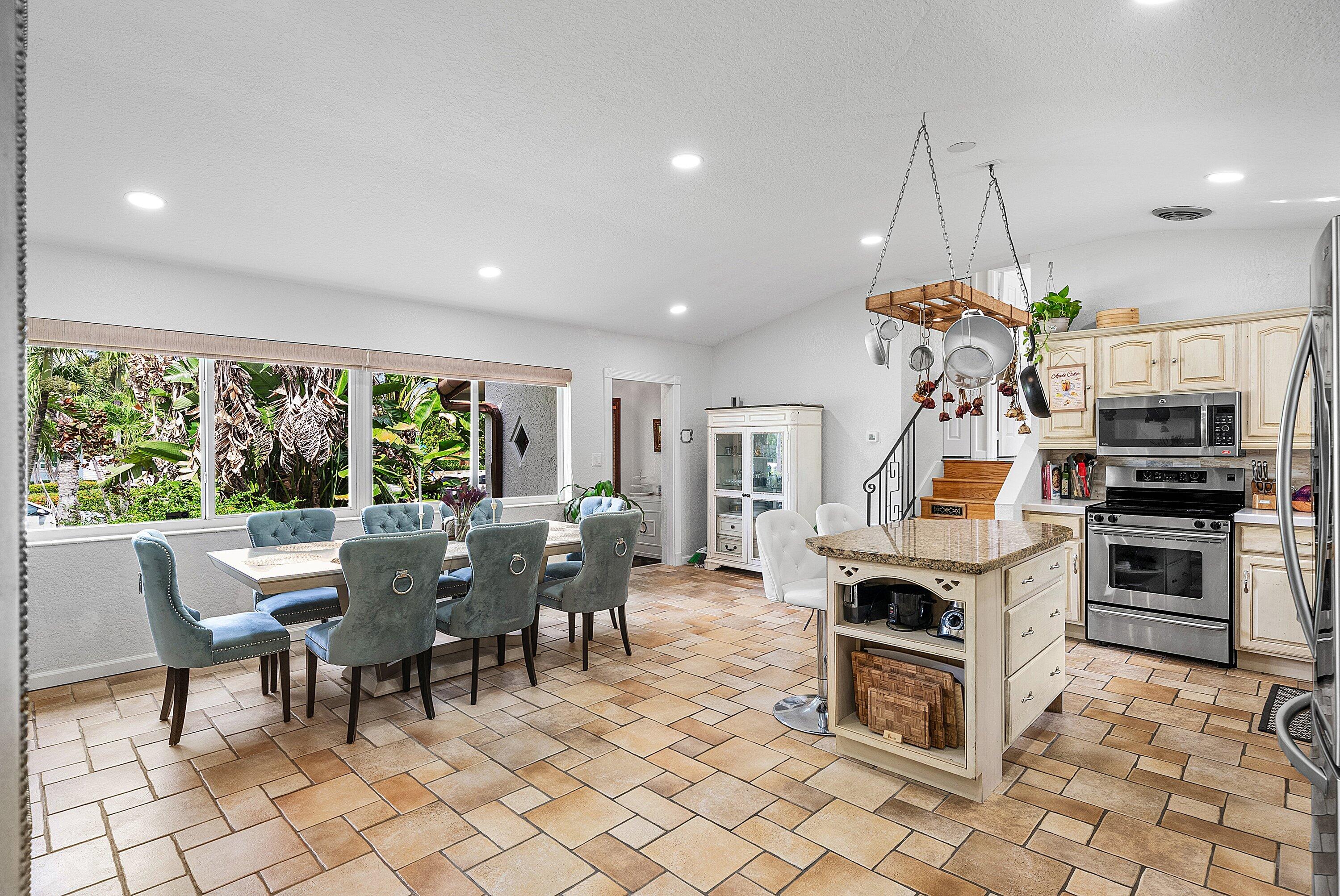 1290 Northeast 4th Avenue Boca Raton, FL 33432 - Photo 3 of 27 013-1290Northeast4thAvenue-BocaRaton-FL-