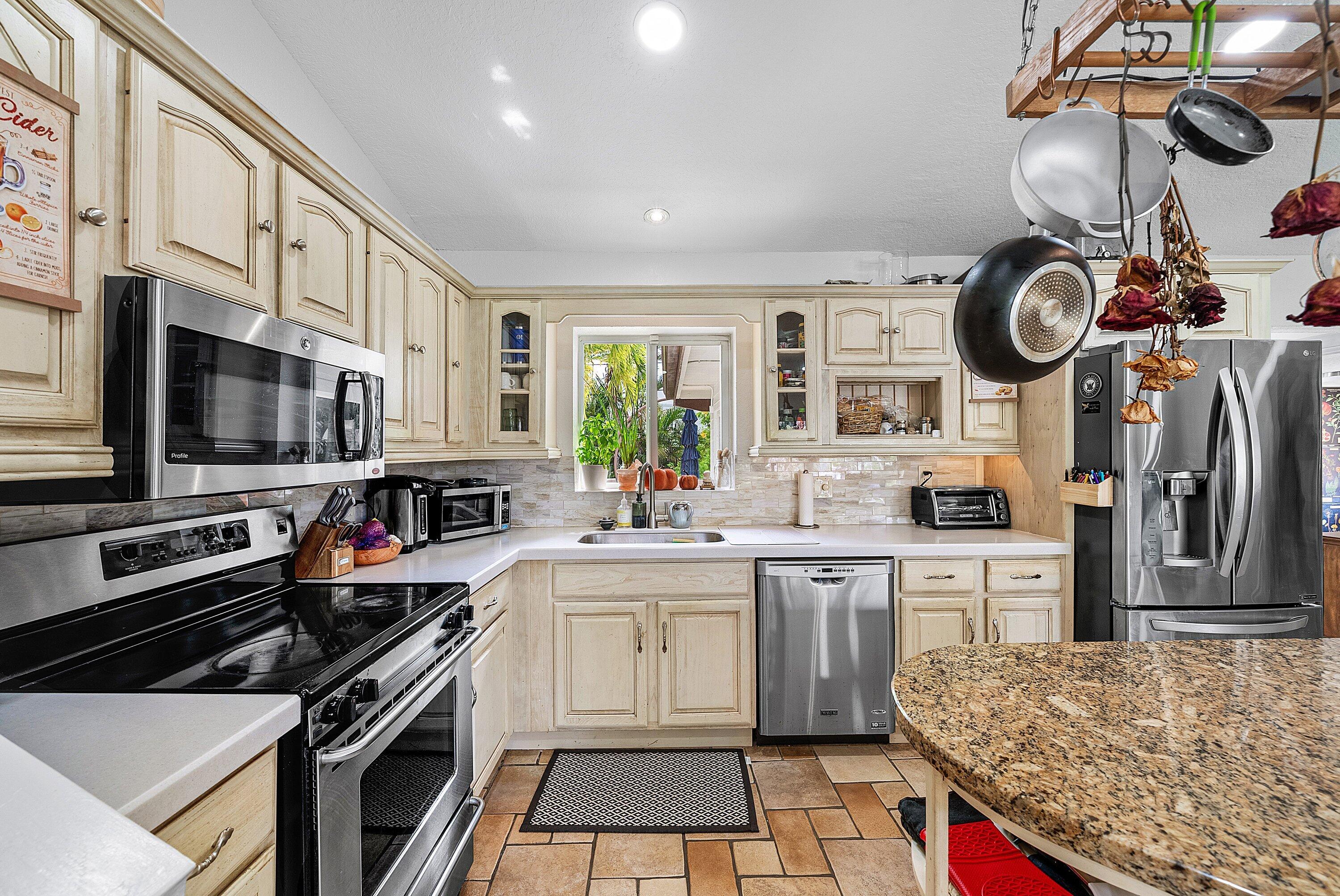 1290 Northeast 4th Avenue Boca Raton, FL 33432 - Photo 5 of 27 010-1290Northeast4thAvenue-BocaRaton-FL-