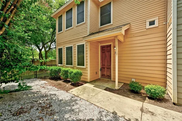 $2,695 | 2933 East Martin Luther King Jr Boulevard, Unit B, Austin, TX 78702