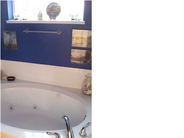 2572 Richardson Road Crestview, FL 32539 - Photo 13 of 24 a bathroom with a bathtub