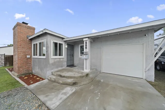 a view of backyard of the house