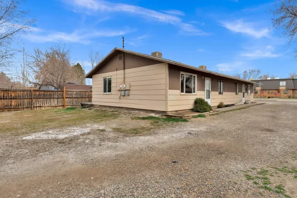 a view of a house with backyard