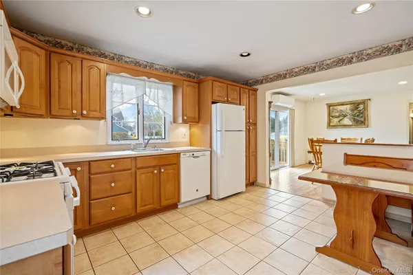 $599,999 | 307 6th Avenue, St. James, NY 11780