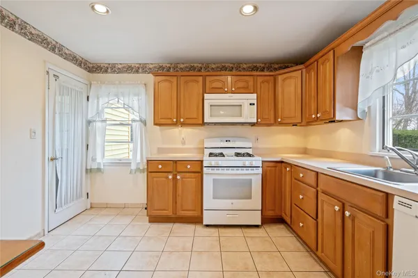 $599,999 | 307 6th Avenue, St. James, NY 11780