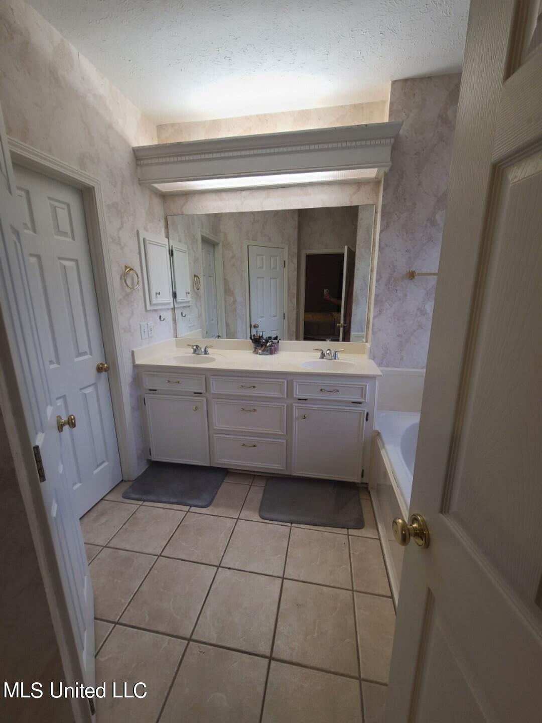 313 Pinewood Lane Ridgeland, MS 39157 - Photo 6 of 11 Master bth 2