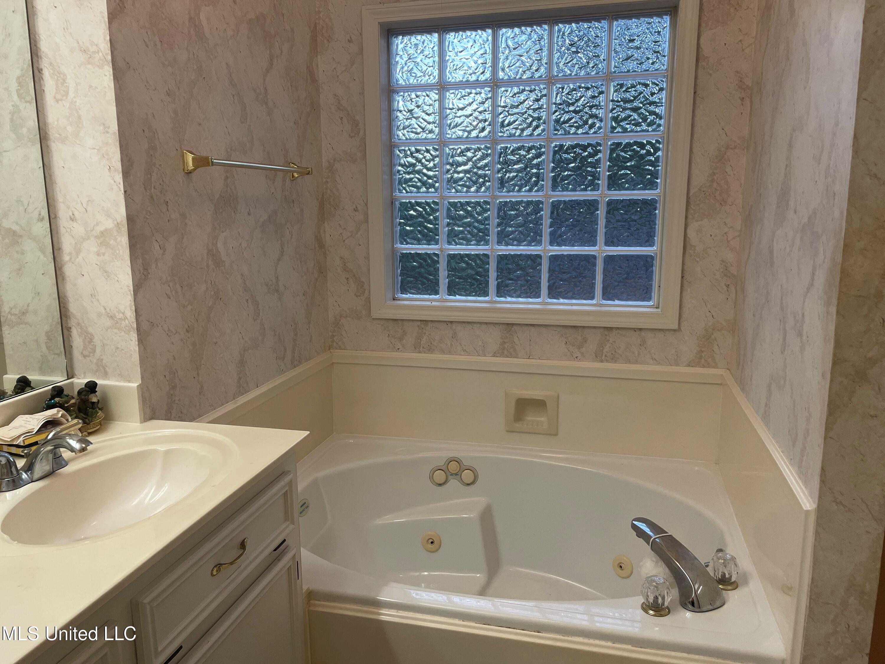 313 Pinewood Lane Ridgeland, MS 39157 - Photo 7 of 11 Master Bath