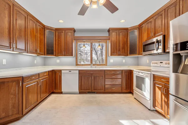 $384,900 | 1610 29th Avenue Southeast, Austin, MN 55912