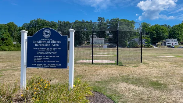 a picture of a lamp on a bench