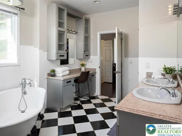 a view of a livingroom with furniture and a ceiling fan