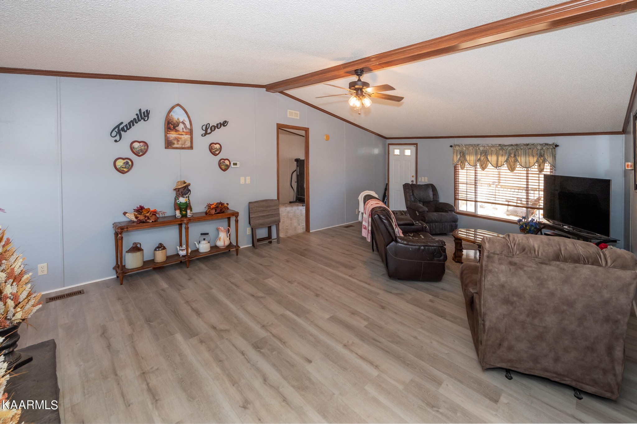 2382 River Road Kingston, TN 37763 - Photo 16 of 60 a living room with furniture and a flat screen tv