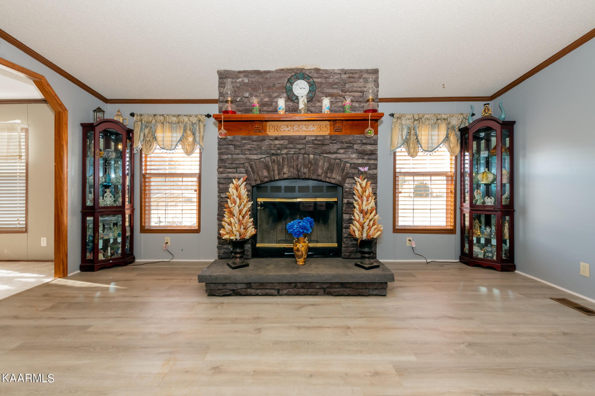 2382 River Road Kingston, TN 37763 - Photo 17 of 60 a living room with furniture and a fireplace