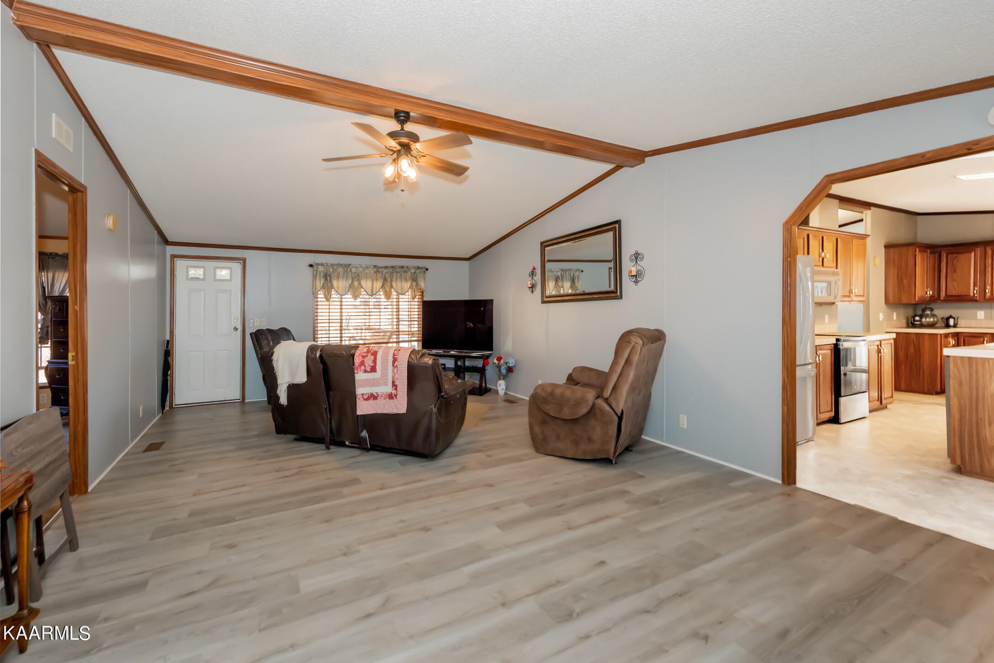 2382 River Road Kingston, TN 37763 - Photo 20 of 60 a living room with furniture