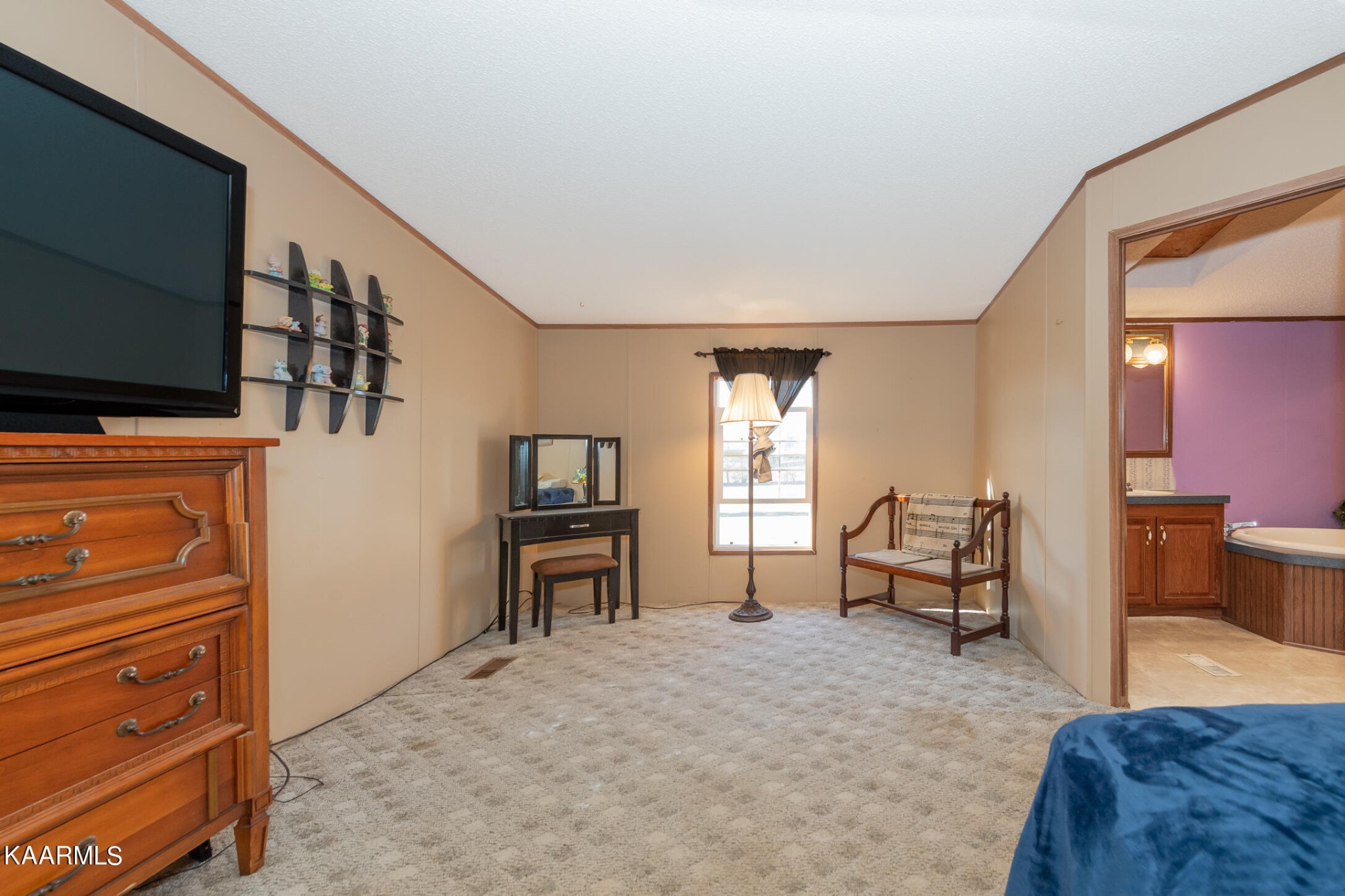 2382 River Road Kingston, TN 37763 - Photo 26 of 60 a living room with furniture and a flat screen tv