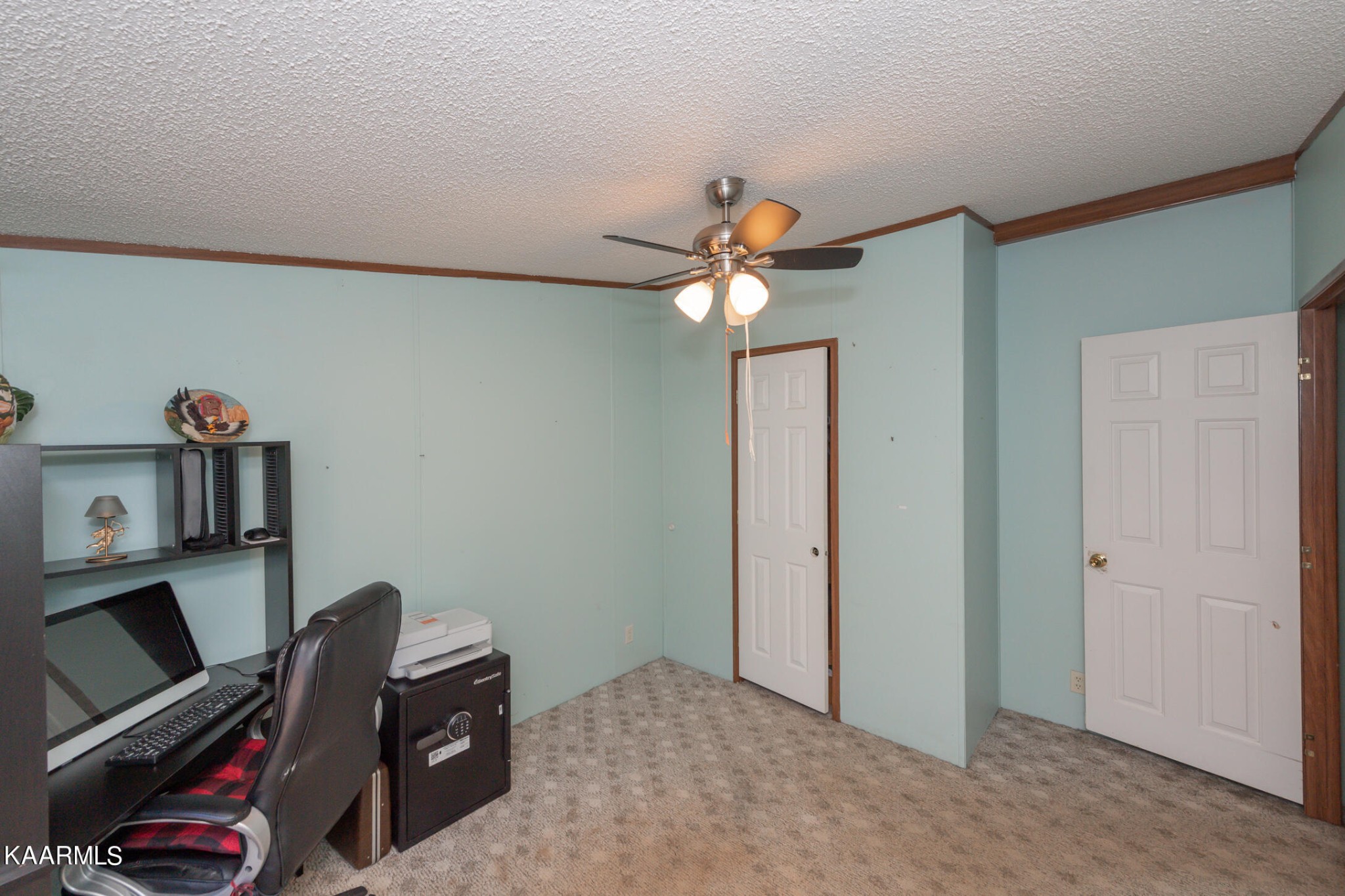 2382 River Road Kingston, TN 37763 - Photo 33 of 60 a view of a livingroom with a workspace