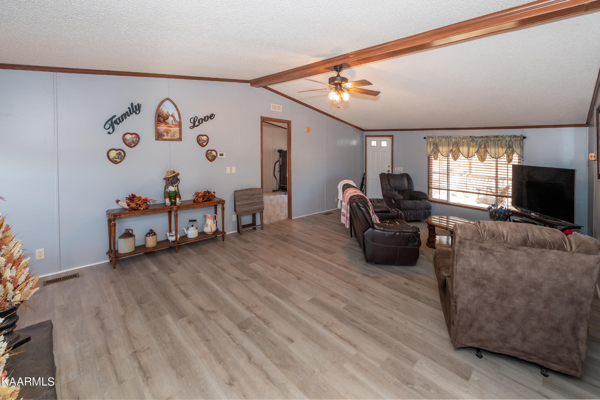 2382 River Road Kingston, TN 37763 - Photo 39 of 60 a living room with furniture and a flat screen tv