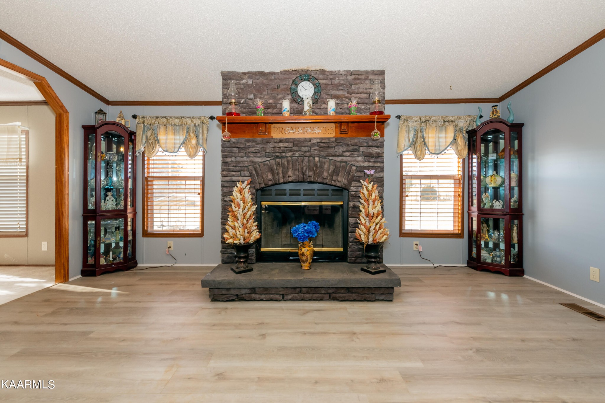 2382 River Road Kingston, TN 37763 - Photo 40 of 60 a living room with furniture and a fireplace