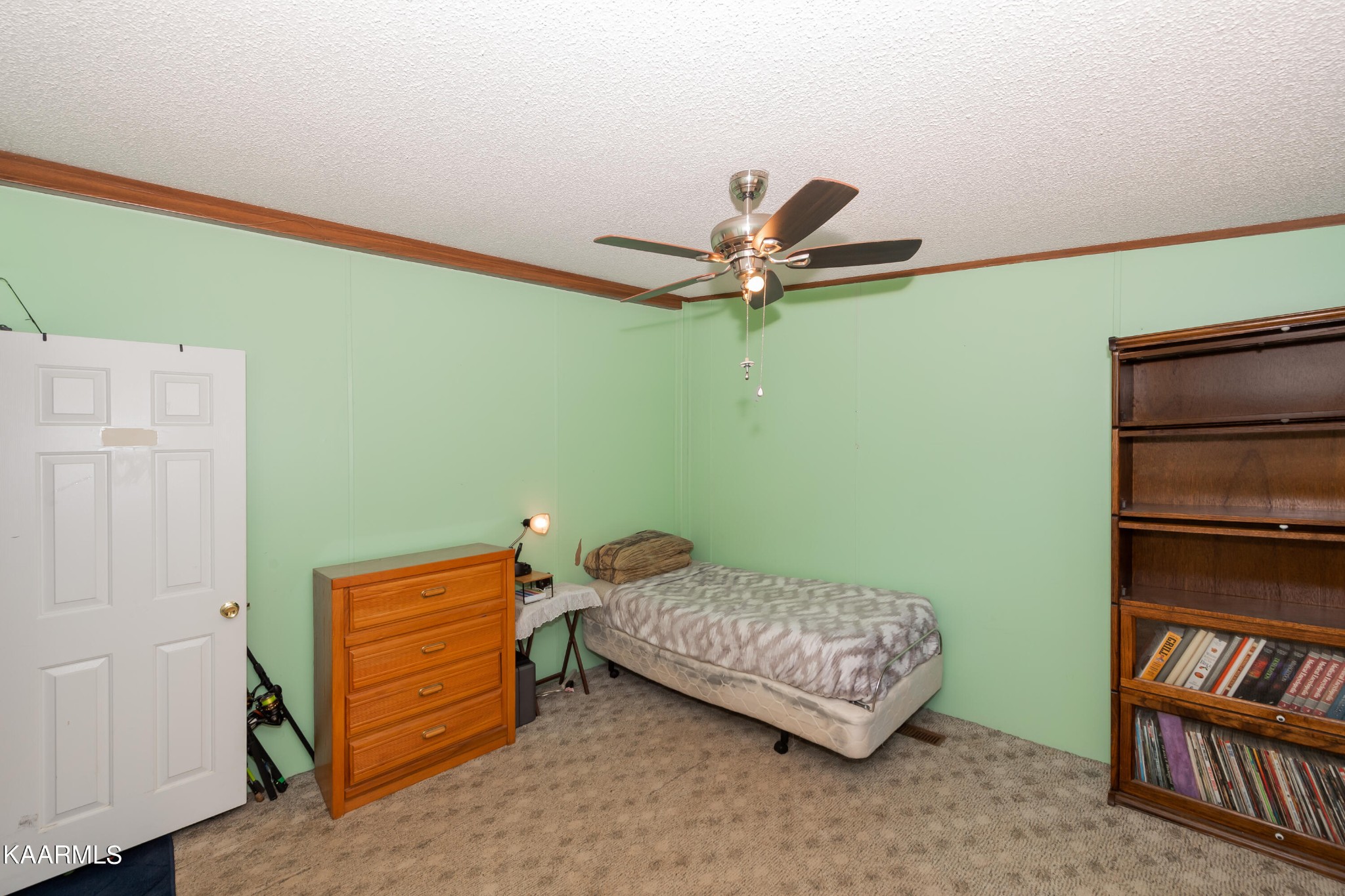 2382 River Road Kingston, TN 37763 - Photo 59 of 60 a living room with furniture and a book shelf