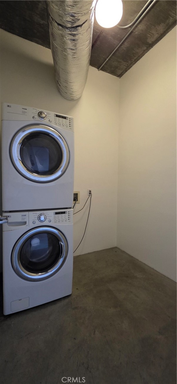 835 Locust Avenue, Unit 521 Long Beach, CA 90813 - Photo 12 of 18 a living room with a couch and a stove