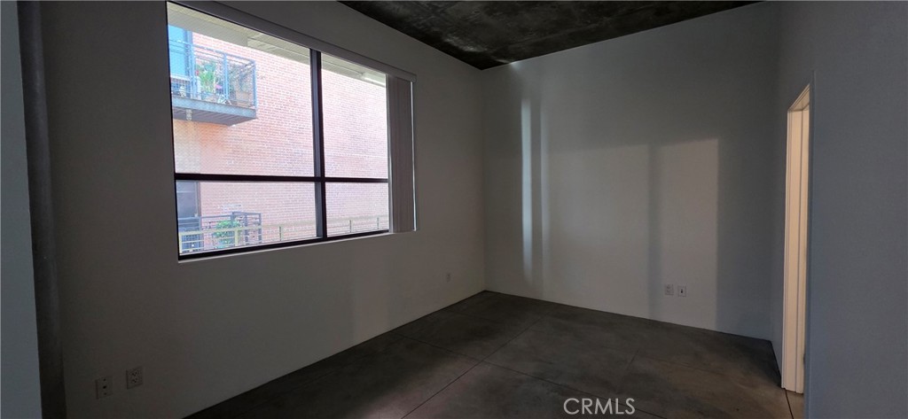 835 Locust Avenue, Unit 521 Long Beach, CA 90813 - Photo 14 of 18 a view of an empty room with a window