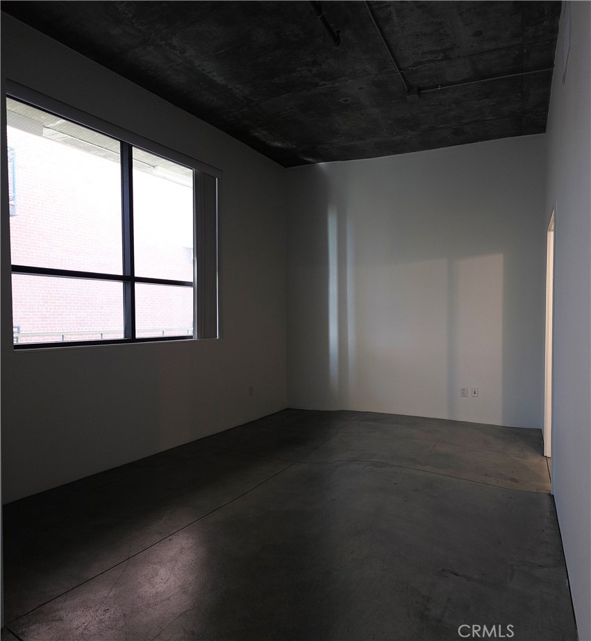 835 Locust Avenue, Unit 521 Long Beach, CA 90813 - Photo 15 of 18 a view of an empty room and window