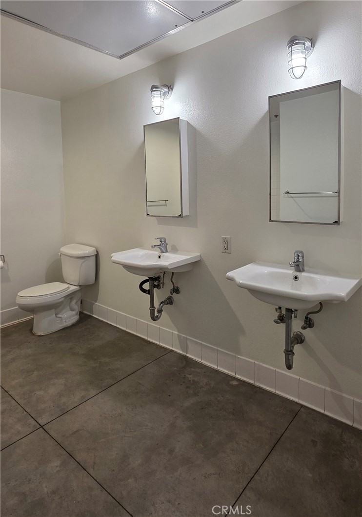 835 Locust Avenue, Unit 521 Long Beach, CA 90813 - Photo 17 of 18 a bathroom with a sink toilet and a mirror