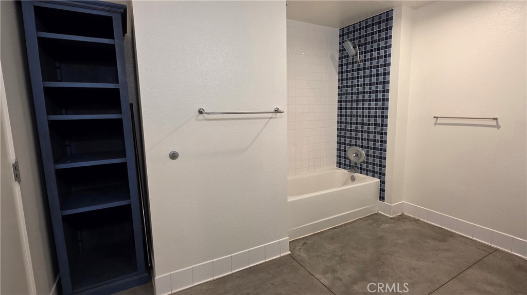 835 Locust Avenue, Unit 521 Long Beach, CA 90813 - Photo 18 of 18 a bathroom with a bathtub